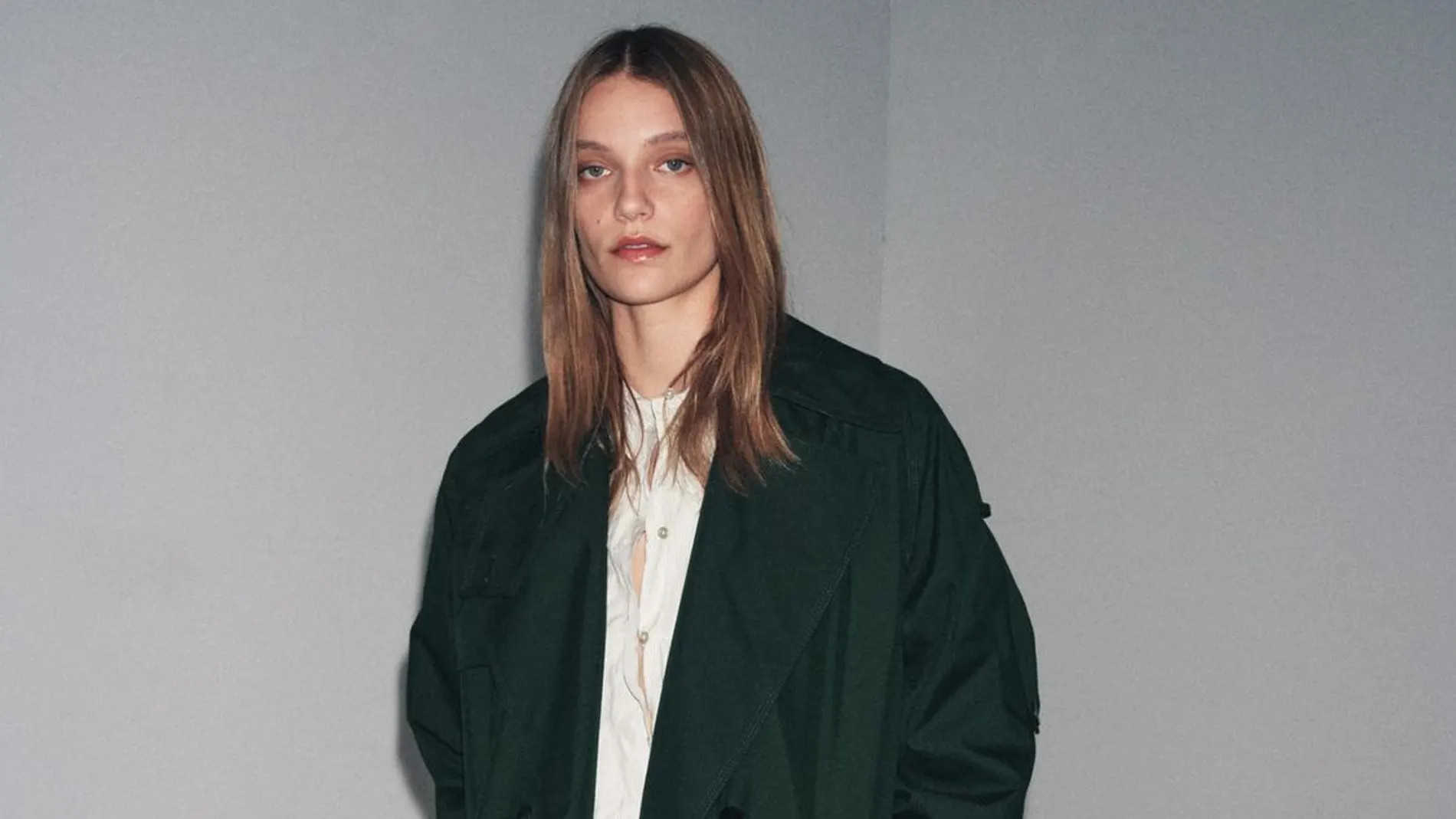 La garbardina verde de Zara que ya triunfa en TikTok.