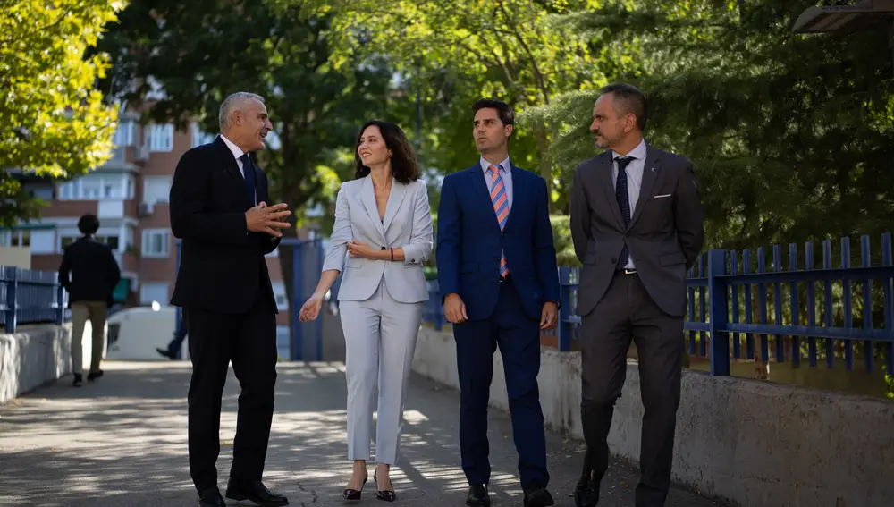 Ayuso visita el Centro Integrado de Formación Profesional Simone Ortega de Móstoles