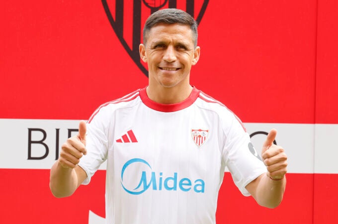 Presentación del delantero chileno Alexis Sánchez como nuevo jugador del Sevilla FC