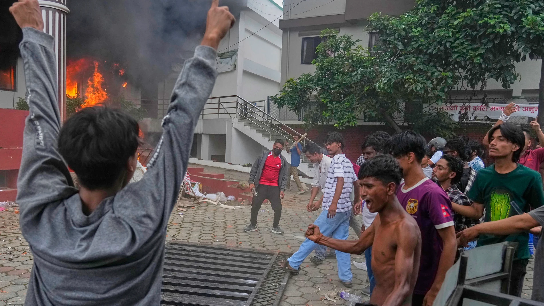 Manifestantes vandalizaron la sede central del Partido del Congreso de Nepal en Katmandú, Nepal,