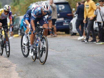 POIO (PONTEVEDRA), 09/09/2025.- El ciclista espa&ntilde;ol Mikel Landa, del Soudal Quick-Step, durante la etapa 16 de la Vuelta Ciclista a Espa&ntilde;a que se disputa este martes entre Poio y Mos-Castro de Herville (Pontevedra), de 167.9 km de recorrido. EFE/ Javier Liz&oacute;n 