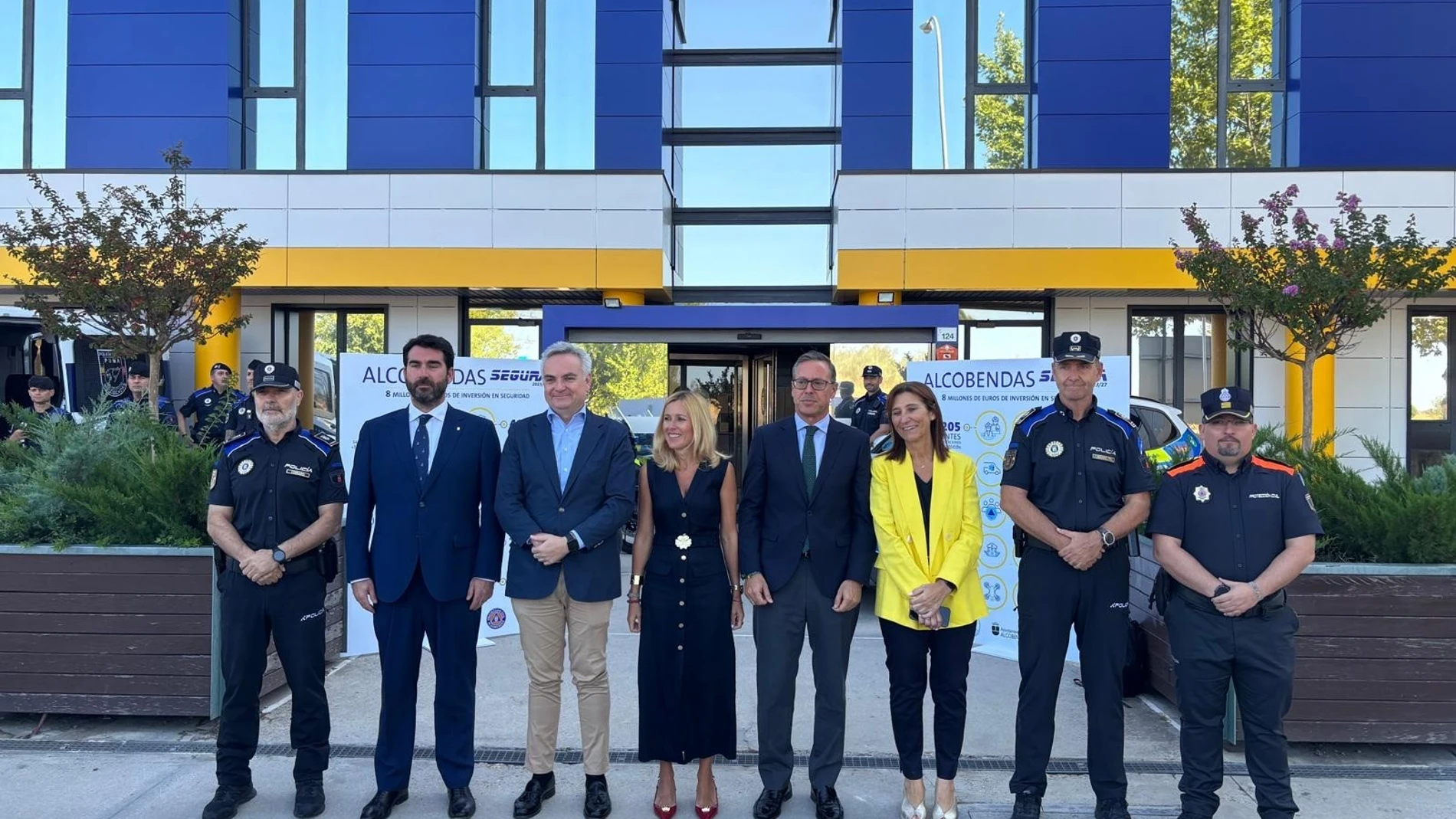 La alcaldesa de Alcobendas, Rocío García, junto al secretario general del PP de Madrid, Alfons Serrano, y otras autoridades frente a la Base Norte de Policía Local tras conocer el plan 'Alcobendas Segura', dotado con ocho millones de euros para seguridad. EUROPA PRESS 09/09/2025