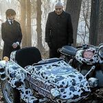 Miércoles y el Tío Fétido en una escena de la serie