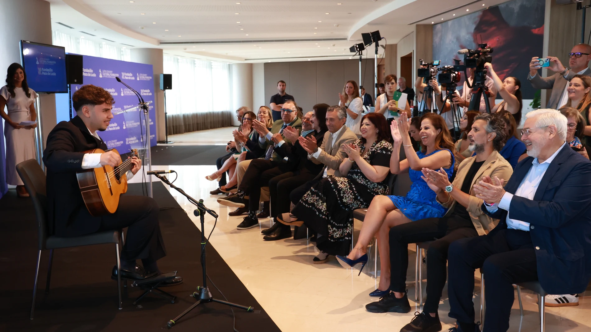 El becado, Marcos Gago, durante la rueda de prensa de la Fundación Cultural Latin Grammy en el Eurostars Torre Sevilla, a 9 de septiembre de 2025 en Sevilla (Andalucía, España). La Fundación Cultural Latin Grammy con la participación de Arcángel y Pastora Soler ha dado a conocer al estudiante seleccionado para recibir la Beca Legado Paco de Lucía. 09 SEPTIEMBRE 2025 Rocío Ruz / Europa Press 09/09/2025