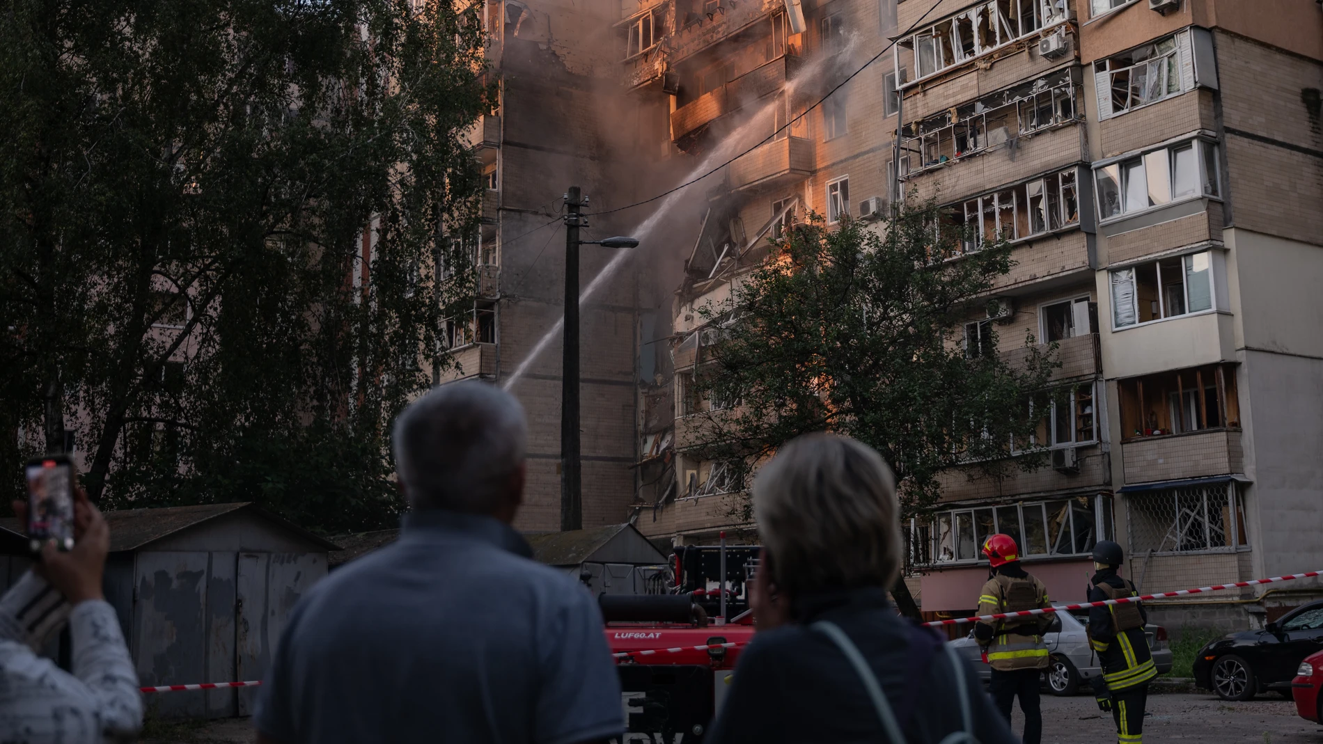 September 7, 2025, Kyiv, Ukraine: Residents react to the damage of their apartment building after a combined missile and drone attack struck Kyiv, Ukraine on the early hours of Sunday September, 7, 2025. Europa Press/Contacto/Svet Jacqueline 07/09/2025 ONLY FOR USE IN SPAIN