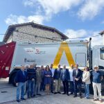 El director de Administración Local de la Consejería de la Presidencia, Emilio Arroita, el presidente de la Diputación de Burgos, Borja Suárez, y el delegado territorial de la Junta de Castilla y León en Burgos, Roberto Sáiz Alonso, se han acercado este martes al municipio burgalés de de Ibeas de Juarros para participar en la presentación oficial del nuevo camión de recogida de residuos sólidos urbanos que ha incorporado la la Mancomunidad de Municipios Comarca del Arlanzón