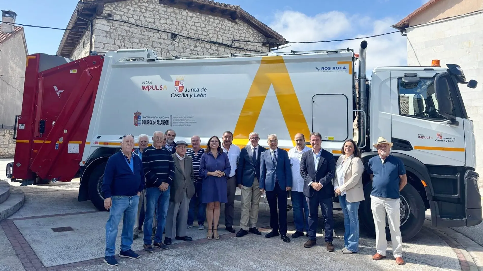El director de Administración Local de la Consejería de la Presidencia, Emilio Arroita, el presidente de la Diputación de Burgos, Borja Suárez, y el delegado territorial de la Junta de Castilla y León en Burgos, Roberto Sáiz Alonso, se han acercado este martes al municipio burgalés de de Ibeas de Juarros para participar en la presentación oficial del nuevo camión de recogida de residuos sólidos urbanos que ha incorporado la la Mancomunidad de Municipios Comarca del Arlanzón
