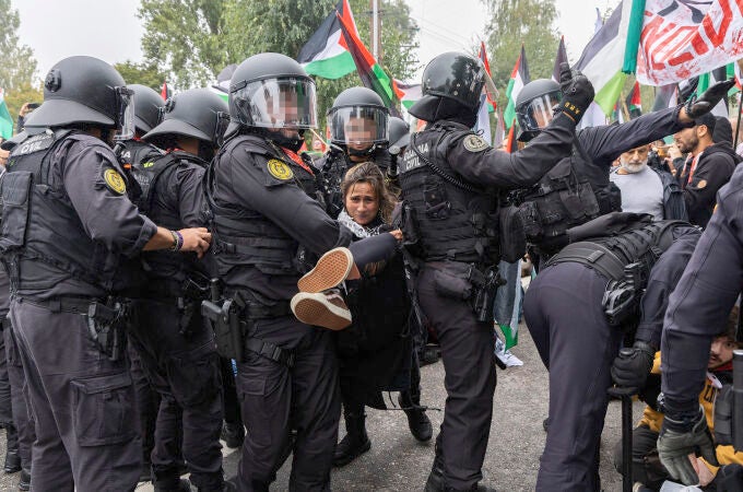 Cargas policiales, identificaciones y recorte de etapa en paso de la Vuelta por Pontevedra