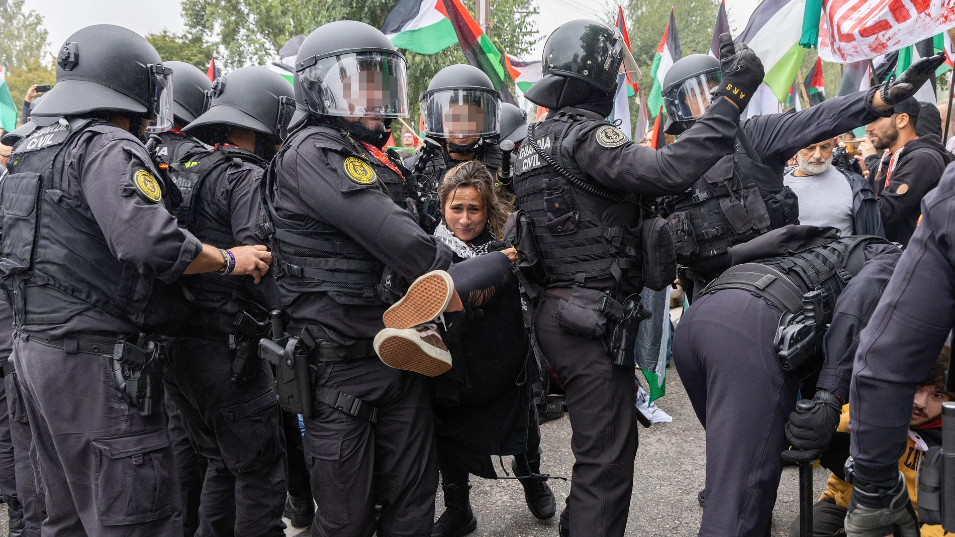 MOS-CASTRO DE HERVILLE (PONTEVEDRA), 09/09/2025.- Agentes de la Guardia Civil y la Policía Nacional intervienen debido a la manifestación de numerosas personas que se concentran en el Alto de San Cosme para protestar por la presencia del equipo Israel-Premier Tech en la Vuelta a España, este martes durante la decimosexta etapa de la Vuelta a España entre las localidades pontevedresas de Poio y Mos. Las cargas policiales y la decisión de la organización de neutralizar la carrera a 8 kilómetros...