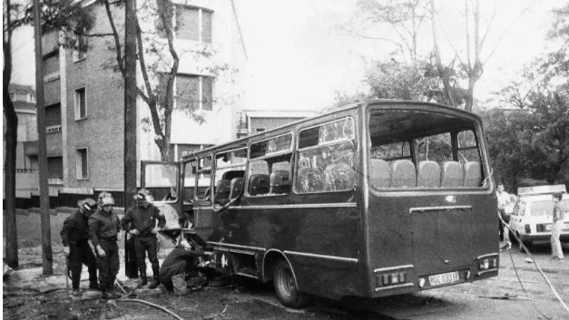 Estado en que quedó el autobús de la Guardia Civil