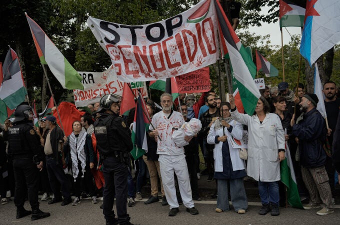La etapa de la Vuelta Ciclista a España acaba a 8 kilómetros de meta por las protestas propalestinas en Mos (Pontevedra)