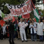 La etapa de la Vuelta Ciclista a España acaba a 8 kilómetros de meta por las protestas propalestinas en Mos (Pontevedra)