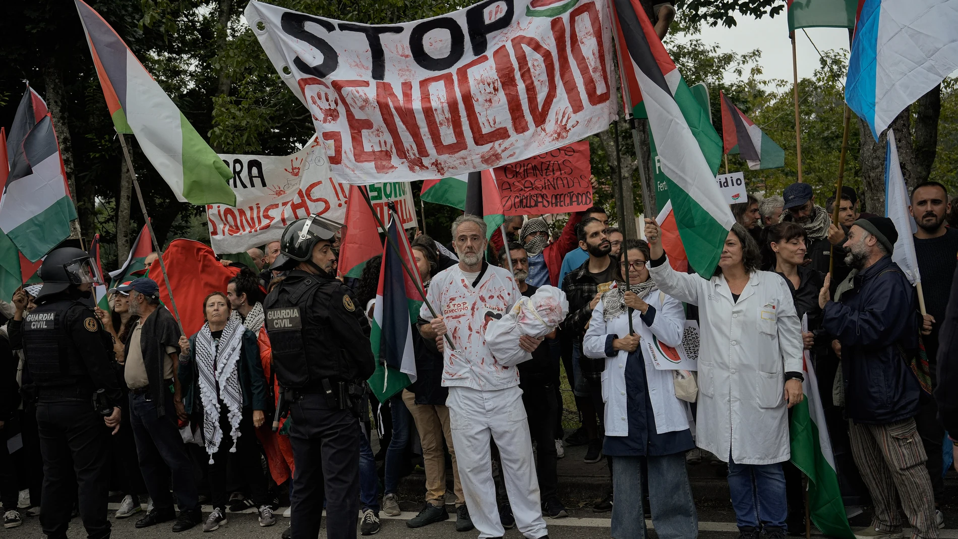 Decenas de personas durante una concentración contra la participación de Israel en la Vuelta Ciclista de España, en el Alto de San Cosme en Mos, a 9 de septiembre de 2025, en Baiona, Pontevedra, Galicia (España). Estas movilizaciones se suman a otras ya producidas en Lugo y Bilbao. "Debido a una protesta que está bloqueando la carrera, el ganador de etapa y los tiempos para la clasificación general se decidirán a 8 kilómetros para la línea de meta", informó La Vuelta en su web oficial. El PSO...
