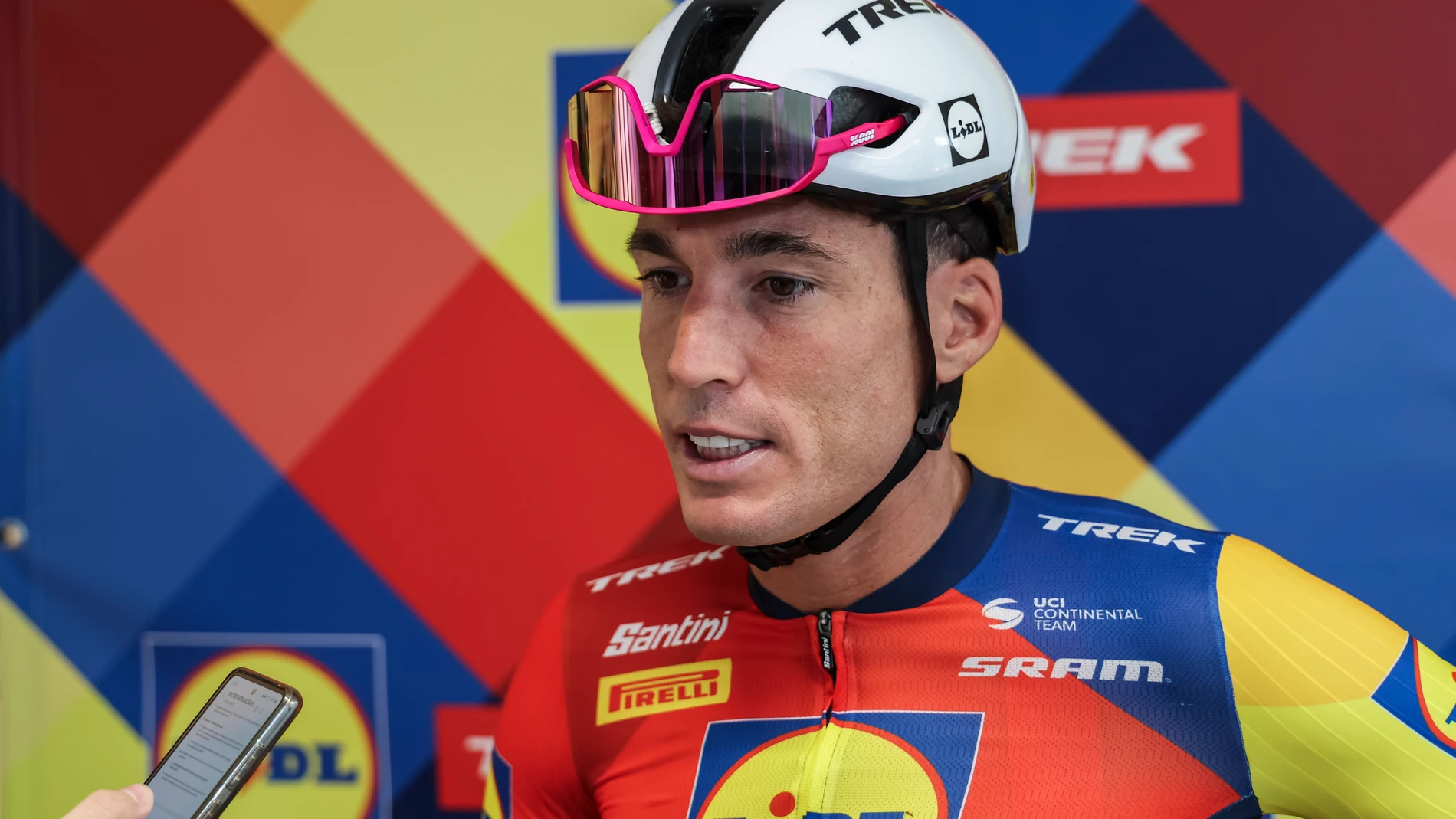 Aleix Espargaró, former Moto GP rider, attends his press conference promoting healthy eating and his role in the LIDL-TREK cycling team at Lidl Market on September 9, 2025, in Esplugues de Llobregat, Barcelona, Spain. AFP7 09/09/2025 ONLY FOR USE IN SPAIN