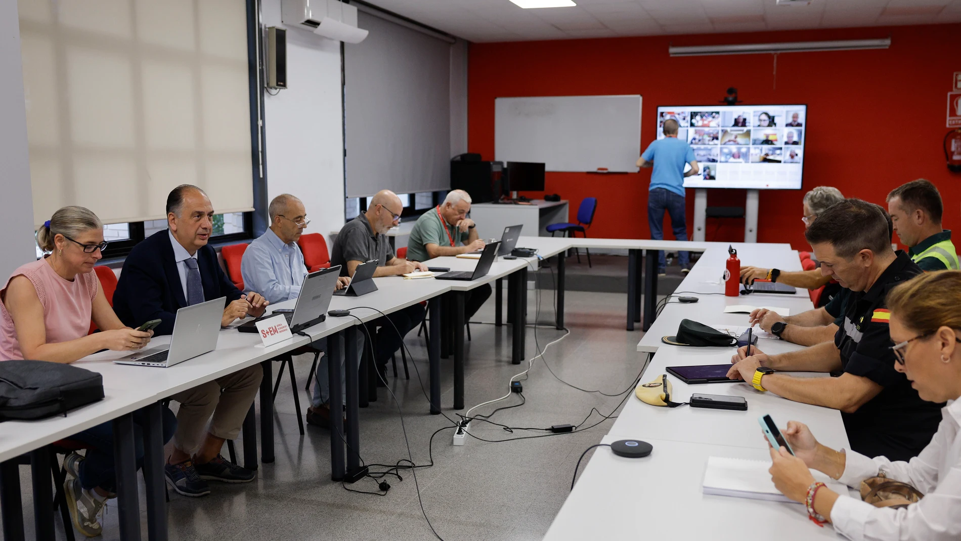 L'ELIANA (VALENCIA), 09/09/2025.- El conseller de Emergencias e Interior en la Comunitat Valenciana, Juan Carlos Valderrama (2i), se reúne con los organismos implicados en la gestión de emergencias ante el reciente episodio de lluvias, este martes en el Centro de Coordinación de Emergencias de L'Eliana (Valencia). Valderrama ha informado de que la alerta naranja por lluvias y tormentas en la provincia de Castellón, el interior sur de Valencia y Alicante se va a mantener hasta mañana y ha pedi...