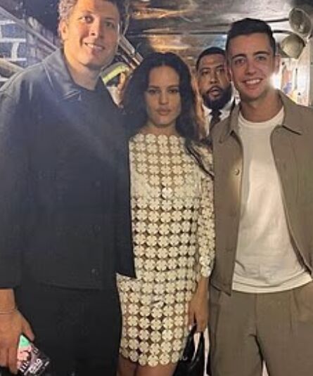 Rosalía a su llegada a la fiesta