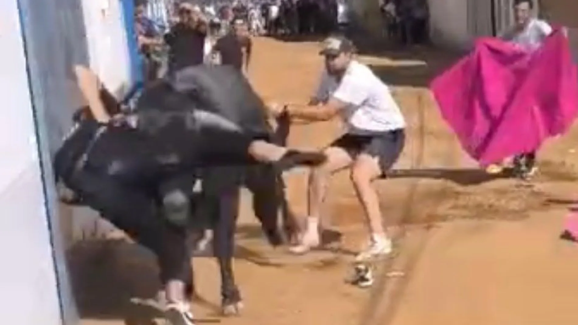 Imagen de la cogida a un joven durante un encierro en las fiestas de Mocejón (Toledo)