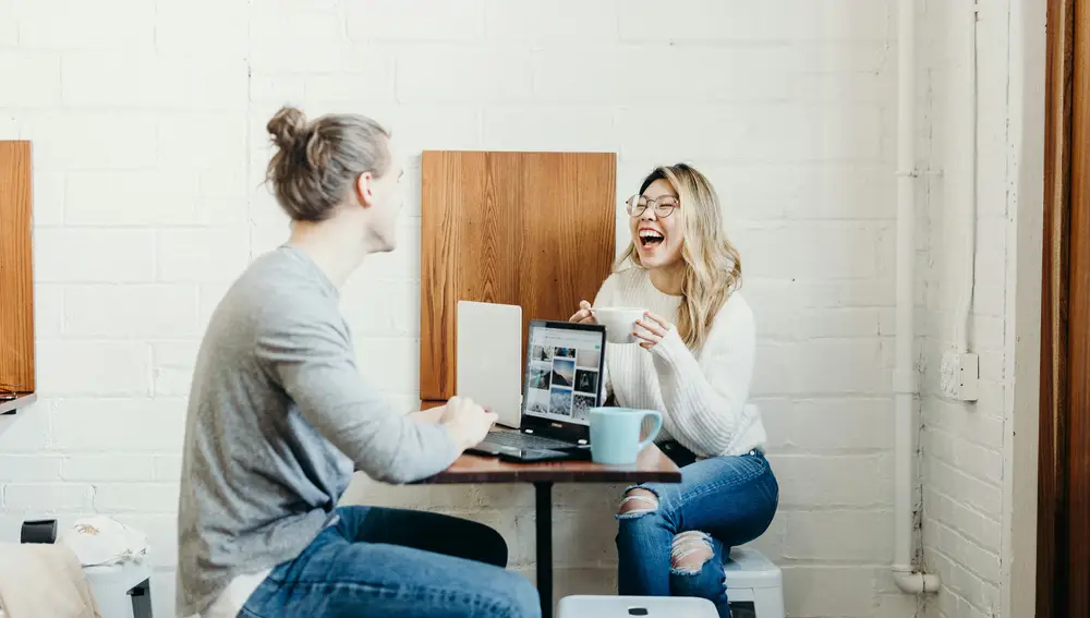 El arte del small talk: 10 frases simples que hacen que las personas sonrían cuando las conoces por primera vez