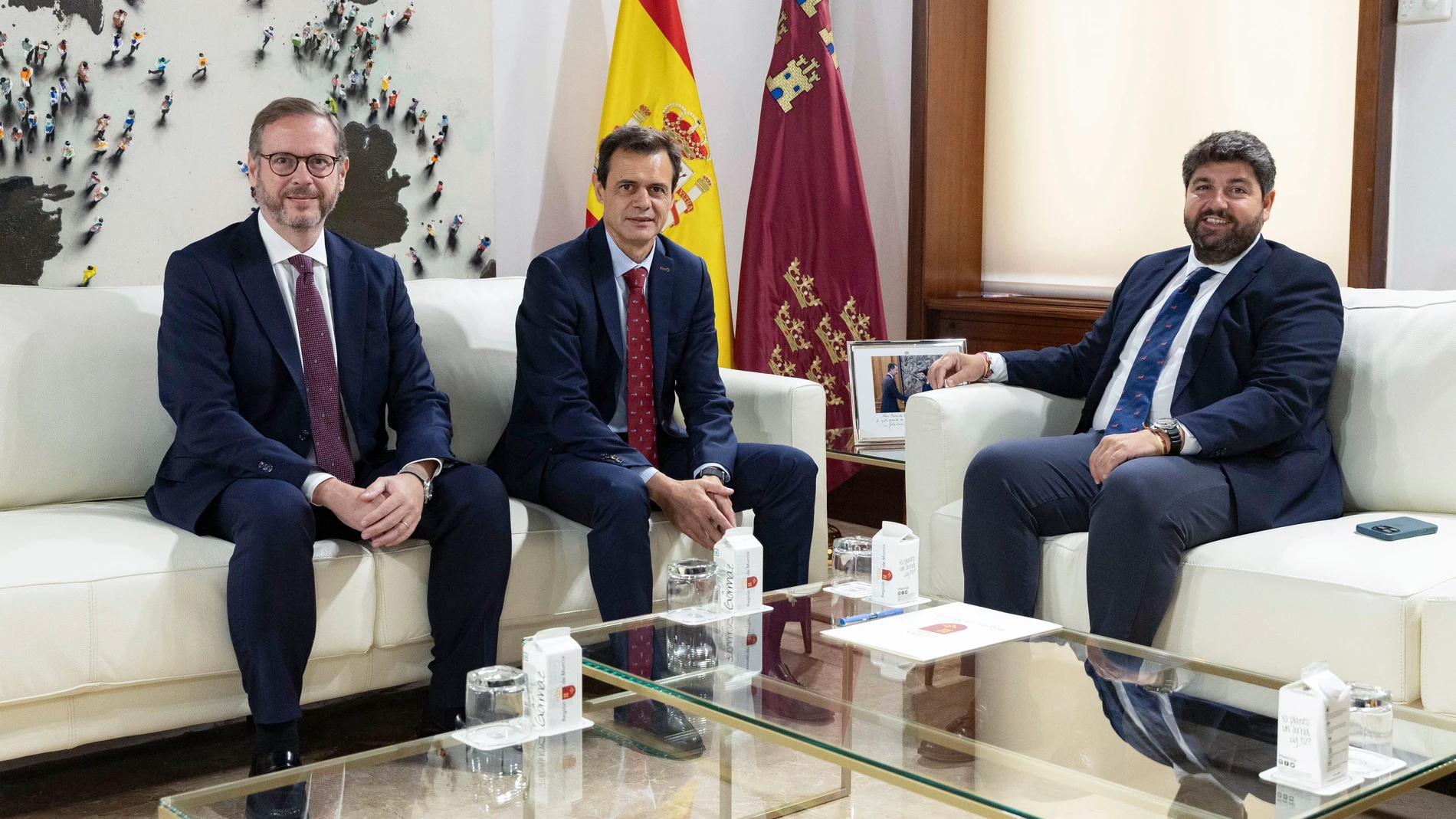 MURCIA, 09/09/2025.- El presidente de la Comunidad de Murcia, Fernando López Miras (d), durante la reunión que ha mantenido con el nuevo director del complejo industrial de Repsol en Cartagena, Rafael Quesada (i) y el director saliente Antonio Mestre (c) , este martes en el Palacio de San Esteban. EFE/Marcial Guillén