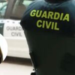 Imagen de un vehículo de la Guardia Civil, un agente, y, en el círculo, Alba María N. N., desparecida en Ciudad Real.