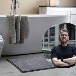 Valentín Naranjo, experto en hogar: "Si cuando te duchas dejas la toalla mojada en el baño, podrías tener problemas de humedad"