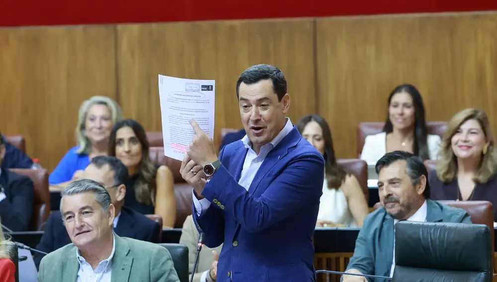El presidente de la Junta, Juanma Moreno, en el Parlamento andaluz