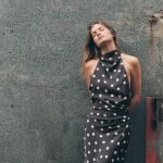 Modelo con vestido de lunares.