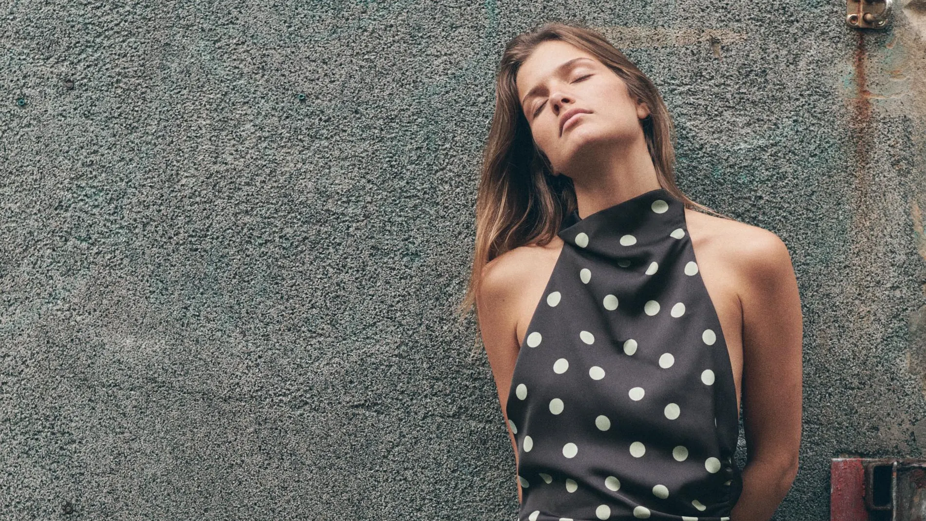 Modelo con vestido de lunares.
