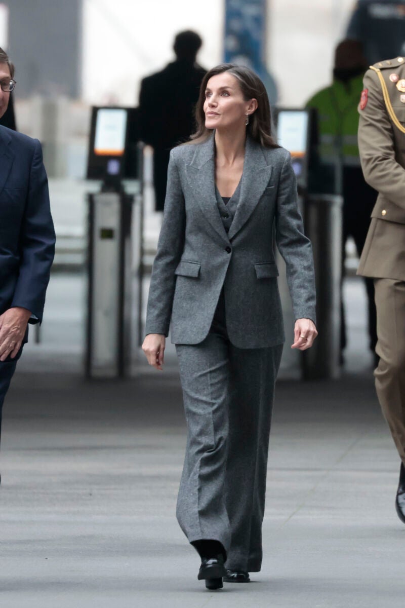 La Reina Letizia con traje de dos piezas.
