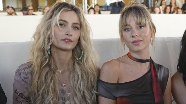 Paris Jackson y Ester Expósito
