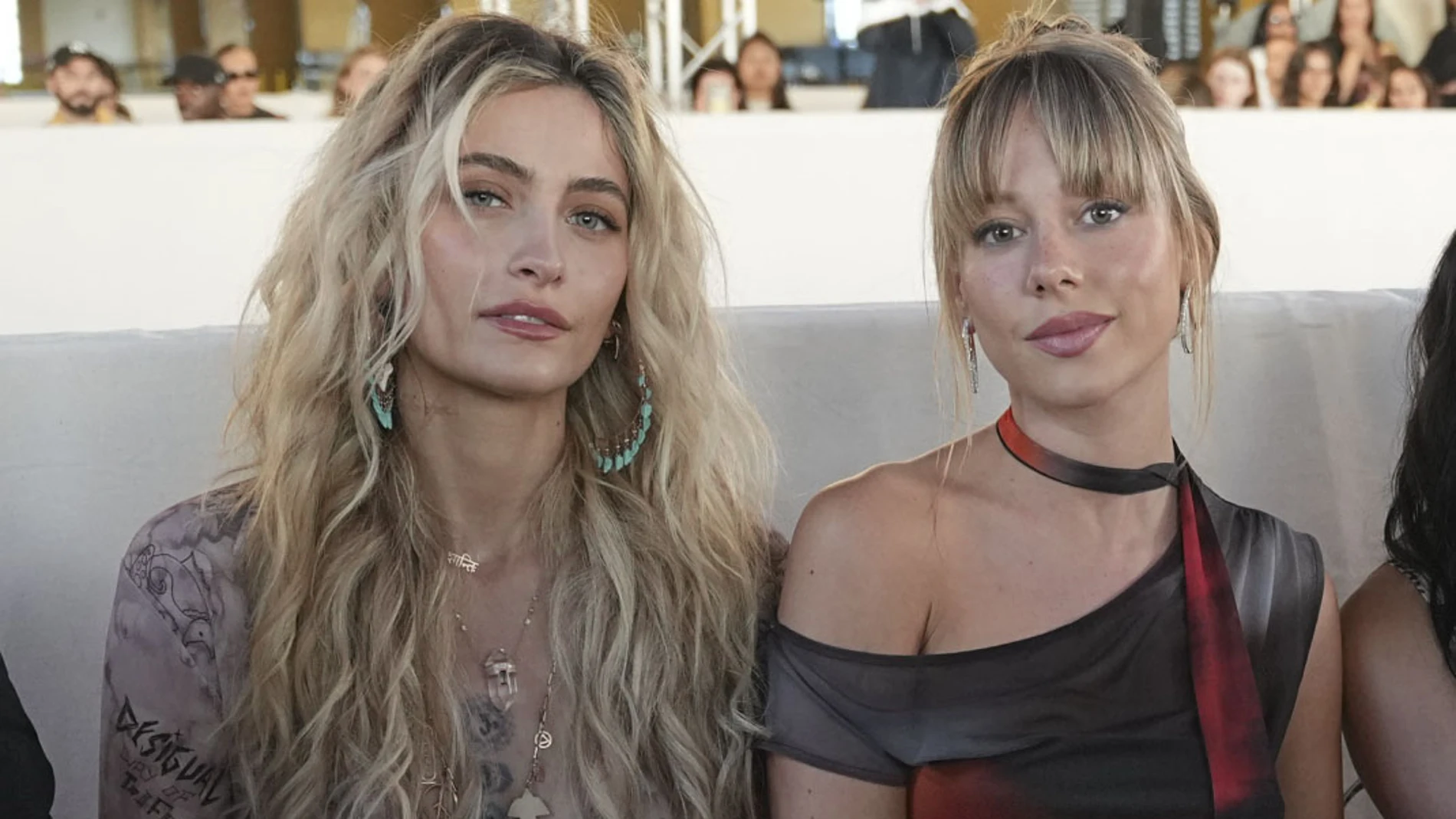 Paris Jackson y Ester Expósito