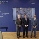 El alcalde de Málaga, Francisco de la Torre, el ingeniero Carlos Atienza, y el presidente de la Diputación de Málaga y alcalde de Rincón de la Victoria, Francisco Salado, hoy tras la presentación del informe