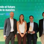 Federico Sanmartín, CEO de EnergyLOOP recogiendo el premio de manos de la Vicepresidenta Aagesen junto a representantes de FCC Ámbito e Iberdrola