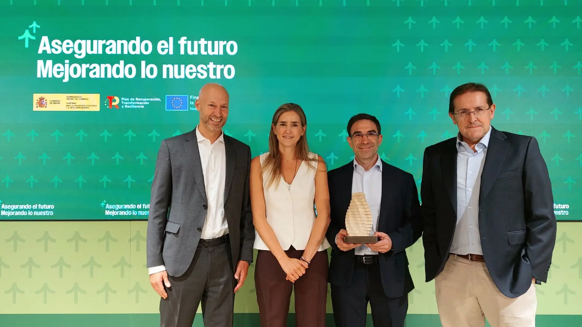 Federico Sanmartín, CEO de EnergyLOOP recogiendo el premio de manos de la Vicepresidenta Aagesen junto a representantes de FCC Ámbito e Iberdrola