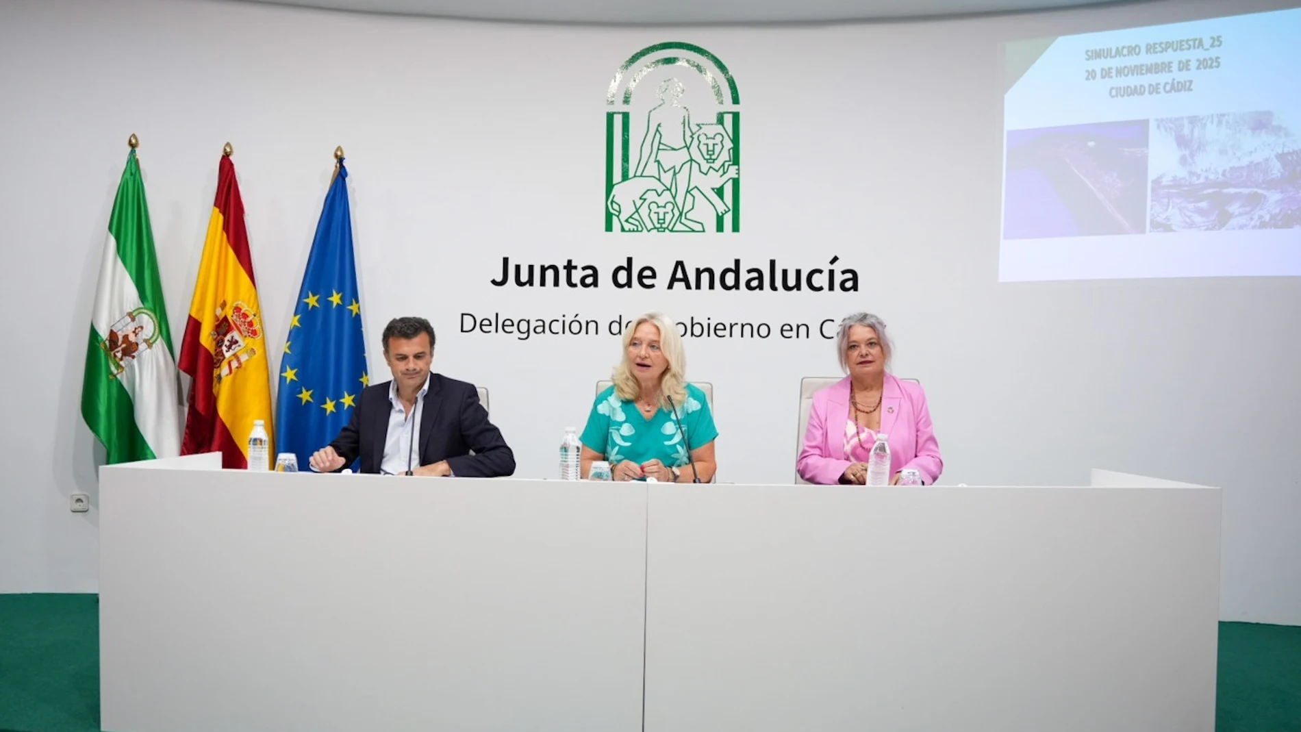 La delegada de la Junta de Andalucía en Cádiz, Mercedes Colombo, el alcalde de Cádiz, Bruno García, y la subdelegada del Gobierno en la provincia, Blanca Flores, en la primera reunión preparatoria del simulacro 'Respuesta25'