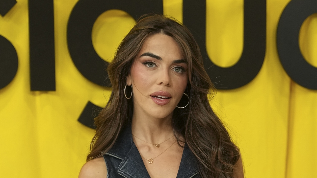 Violeta Mangriñán todavía conserva esta camiseta vintage de Zara que sienta fenomenal con vaqueros anchos