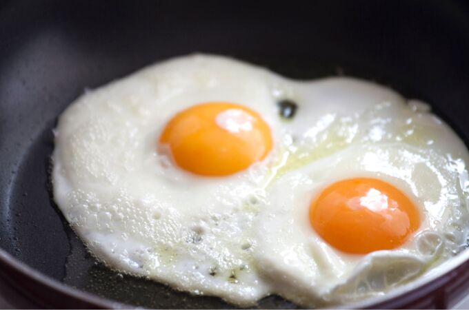 El huevo frito perfecto: un ingrediente de tu cocina lo hace mucho mejor