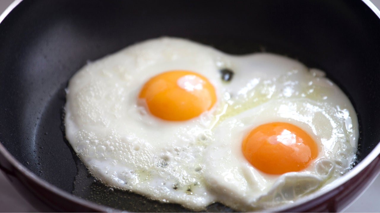El truco de los restaurantes para evitar que los huevos se peguen a la sartén: no es ni agua ni aceite