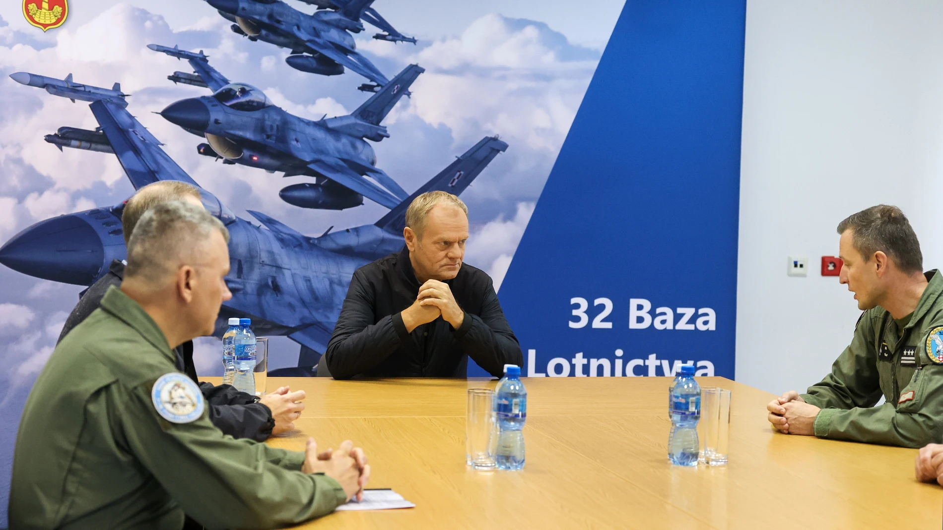Lask (Poland), 11/09/2025.- Polish Prime Minister Donald Tusk (C) meets air force personnel during a visit to the 32nd Tactical Air Base in Lask, Poland, 11 September 2025. Tusk thanked the pilots a day after the military shot down Russian drones that violated Polish airspace. (Polonia) EFE/EPA/MARIAN ZUBRZYCKI POLAND OUT