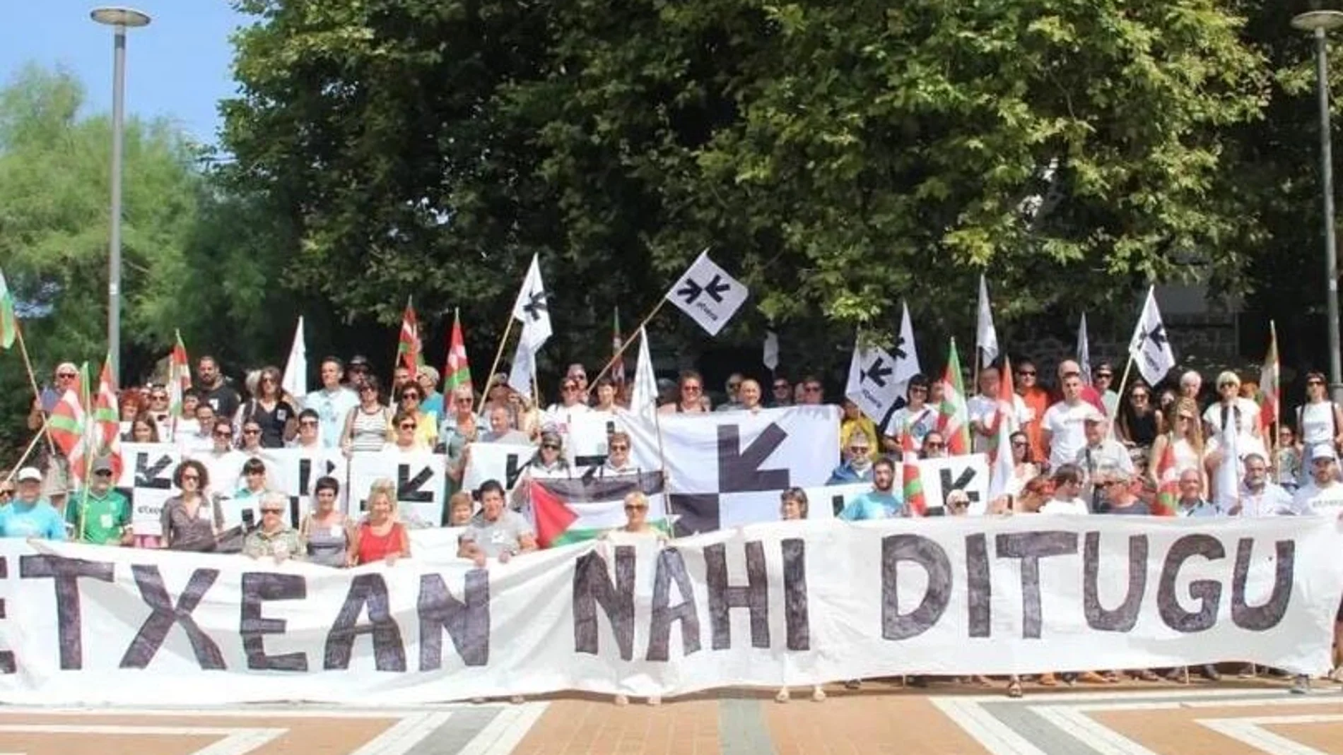 Varias personas se manifiestan para revindicar a las actividades terroristas de ETA y la concesión de los terceros grados