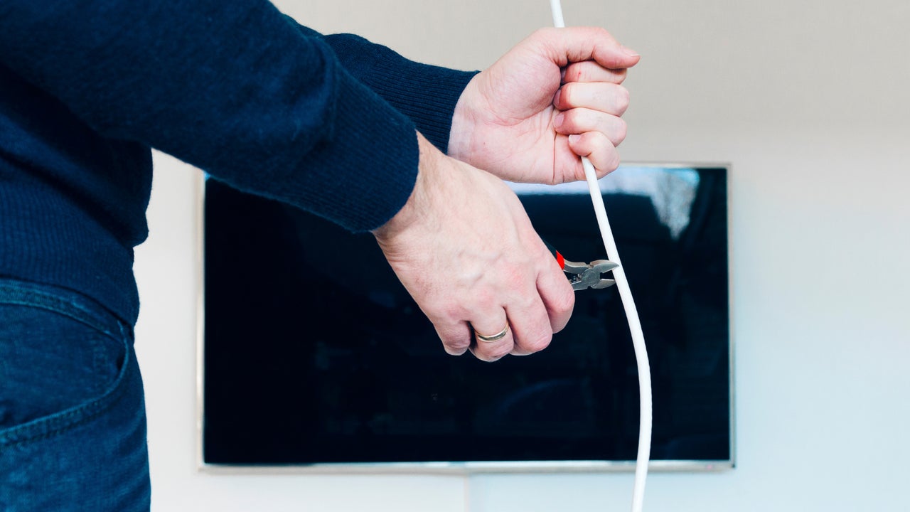 El truco para ocultar los cables si decides colgar la televisión en la pared: no hace falta hacer obras
