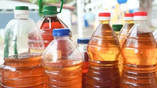 Botellas con aceite de cocinar usado Botellas con aceite de cocinar usado