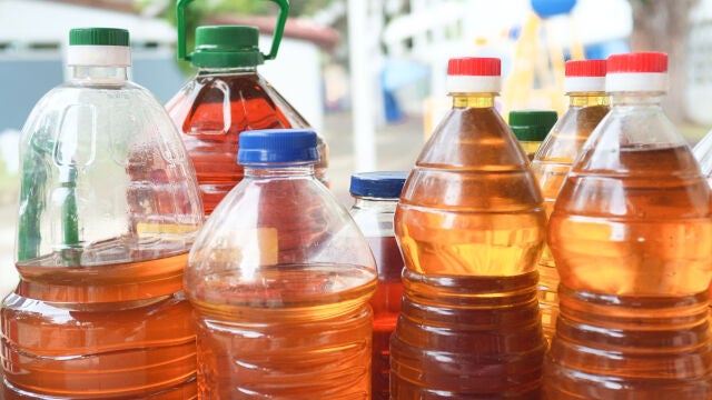 Botellas con aceite de cocinar usado