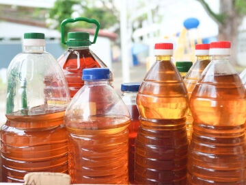 Botellas con aceite de cocinar usado