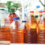 Botellas con aceite de cocinar usado