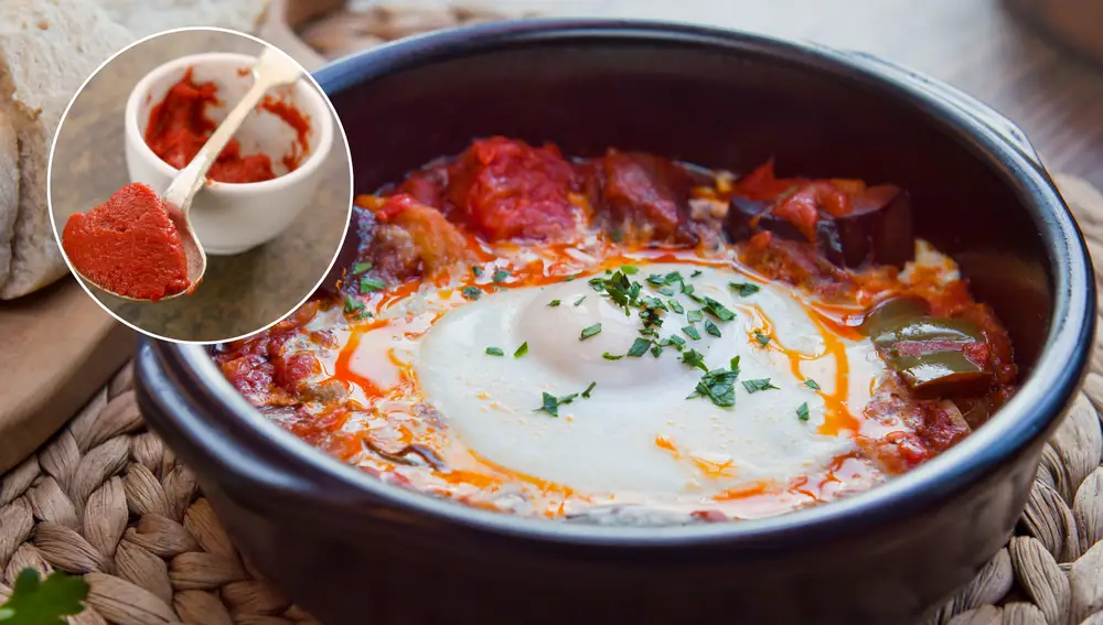 Huevos con pasta de tomate