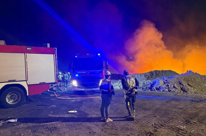 Bomberos logran asegurar el perímetro del incendio en Arico, pero el material sigue ardiendo lentamente