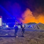 Bomberos logran asegurar el perímetro del incendio en Arico, pero el material sigue ardiendo lentamente