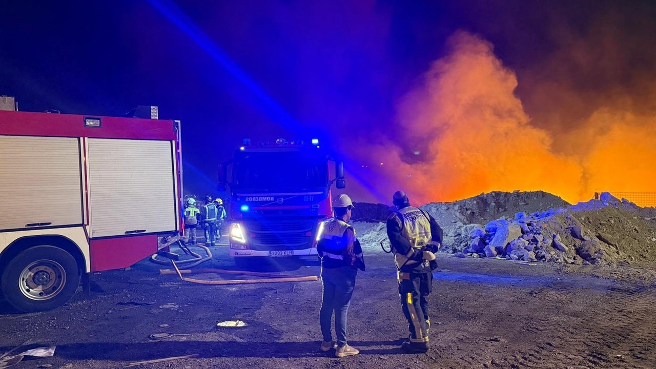 Bomberos logran asegurar el perímetro del incendio en Tenerife, pero el material sigue ardiendo lentamente