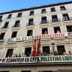 MADRID.-AMP.- Más Madrid despliega una bandera de Palestina y pancartas en el Edificio de Grupos: "Sí, es un genocidio"